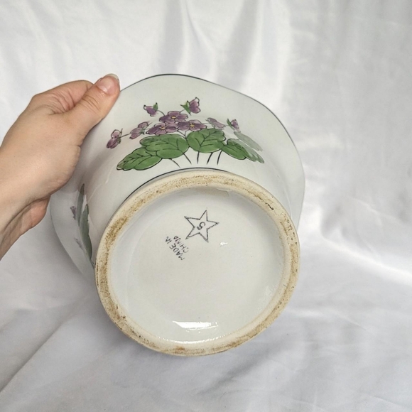 Vintage Scalloped White Painted Purple Flowers Design Planter Pot Chinoiserie - Picture 3 of 8